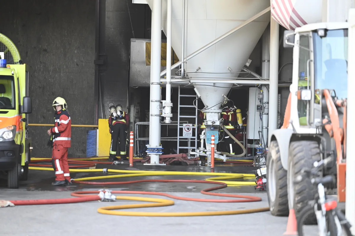 Man sieht Feuerwehrleute im Einsatz.